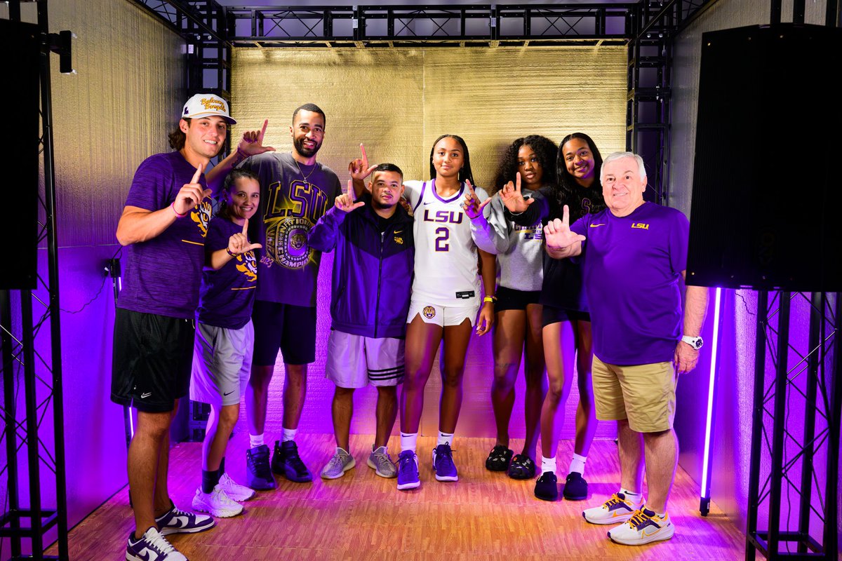 Thank you @KimMulkey,@CoachBobStarkey, and @iGREDUS for an amazing visit with @LSUwbkb today!! #unofficial #GeauxTigers