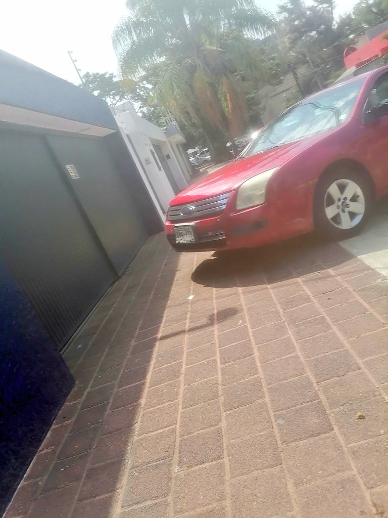 GdlYaya's tweet photo. Bogotá, entre Av Providencia y Labrador, siempre está así este vehículo, en la oficina del 2917 @vialjalisco @GdlMovilidad @Pierovegayahooc https://t.co/SgdpHtcSMf