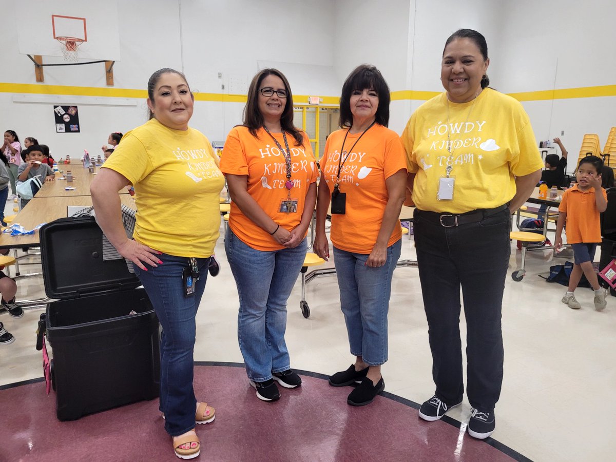 EROBLES1_HES's tweet photo. Kinder Team @Hueco_ES @HuecoVolunteers https://t.co/edfk9TdUnn