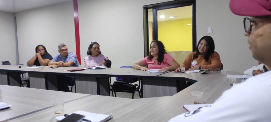 PSUVFALC0N's tweet photo. Se llevó a cabo la segunda reunión parr. San Gabriel del mncpio Miranda del edo. Falcón, donde se analizó la coyuntura actual, la  organización, plan de trabajo, informe de enlaces y comisiones para seguir acompañando al pueblo en defensa de la revolución junto a Nicolás Maduro https://t.co/DCFNxVAivR