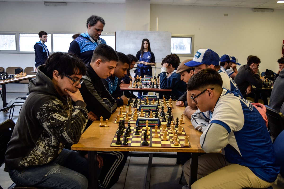 cnlp_unlp's tweet photo. ♟♟♟ Durante el mes de agosto la #UNLP fue sede de los  #JUAR en la que participaron atletas de 18 universidades e institutos de educación superior. En este marco, el #CNLP fue anfitrión de la disciplina Ajedrez.

+ info 👇👇
https://t.co/PiqEtzn0ir https://t.co/sqHld4KF0t