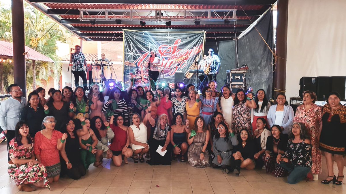 EspacioOsc's tweet photo. 🟣Saludamos al equipo de @consorciooaxaca por sus 20 años sembrando rebeldía y lucha colectiva en defensa de los derechos humanos de mujeres, de las mujeres defensoras y de adolescentes y niñas en #Oaxaca
#20Aniversario #ConsorcioOaxaca https://t.co/a8wv9aPmVP
