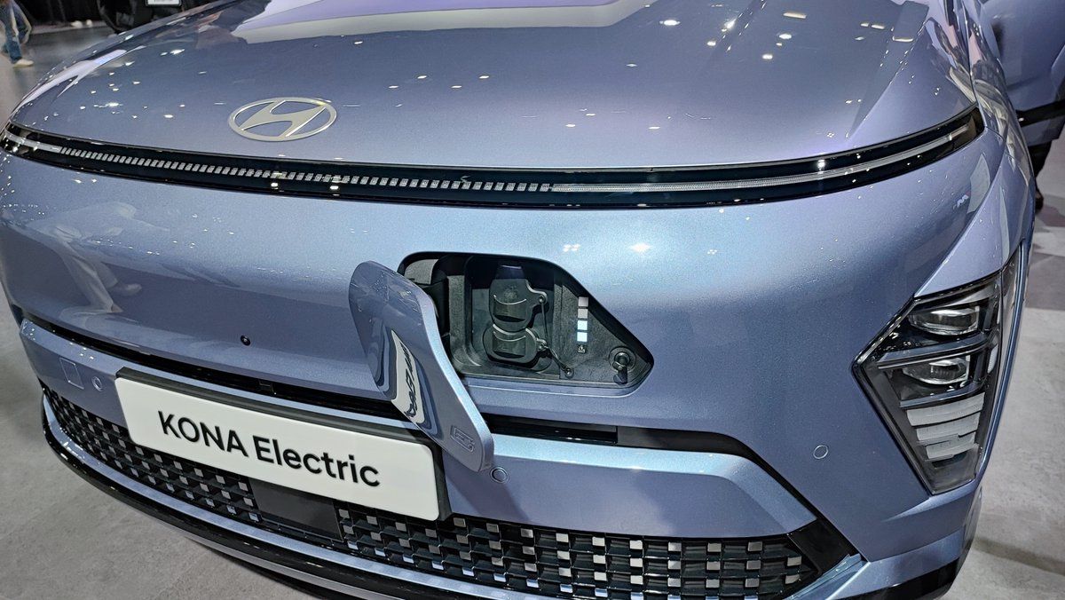 ev_miharuno's tweet photo. @yaji3nemo3 #Hyundai #KONA Electric を日本に持ってくるのに、大きさ買えただけかと思っていたら、開き方まで違うんですよ。
日本向けに、ここまで手を加えているんですね。
#KONA #Hyundai #KONA_Hyundai #ヒョンデ #アイオニック5 #コナエレクトリック #YourFutureMobility https://t.co/zVf6Qvt1pM