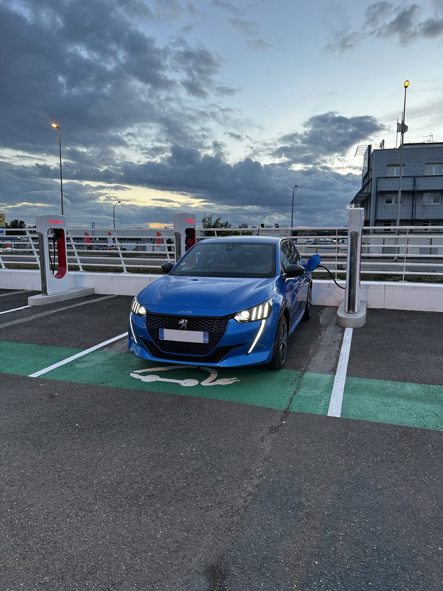 LucasDlf_'s tweet photo. Après quelques mois d'hésitation, j'ai acheté ma toute première voiture, une Peugeot e-208 GT. Ayant 18 ans et étant jeune conducteur, c’était le véhicule avec le meilleure compromis pour moi. Après un premier trajet de 900 km, c'est juste un pur plaisir ✨ https://t.co/Gbx05y4npp