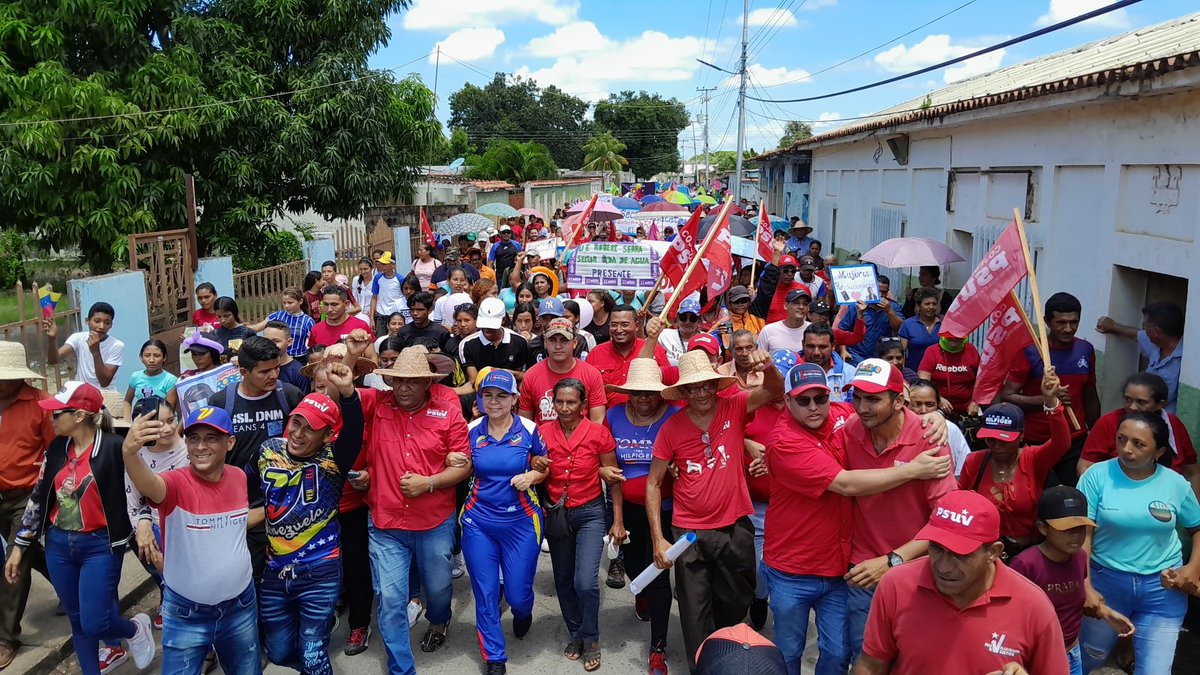 NicolasMaduro's tweet photo. ¡Viva Cojedes! Envío mis felicitaciones por la movilización tan alegre y colorida que autoconvocaron las estructuras de base del pueblo en El Baúl, municipio Girardot del estado Cojedes. Es hermoso ver a los hombres y mujeres que no se rinden y siguen en lucha permanente por la patria. 

¡Vaya mi abrazo para ustedes!