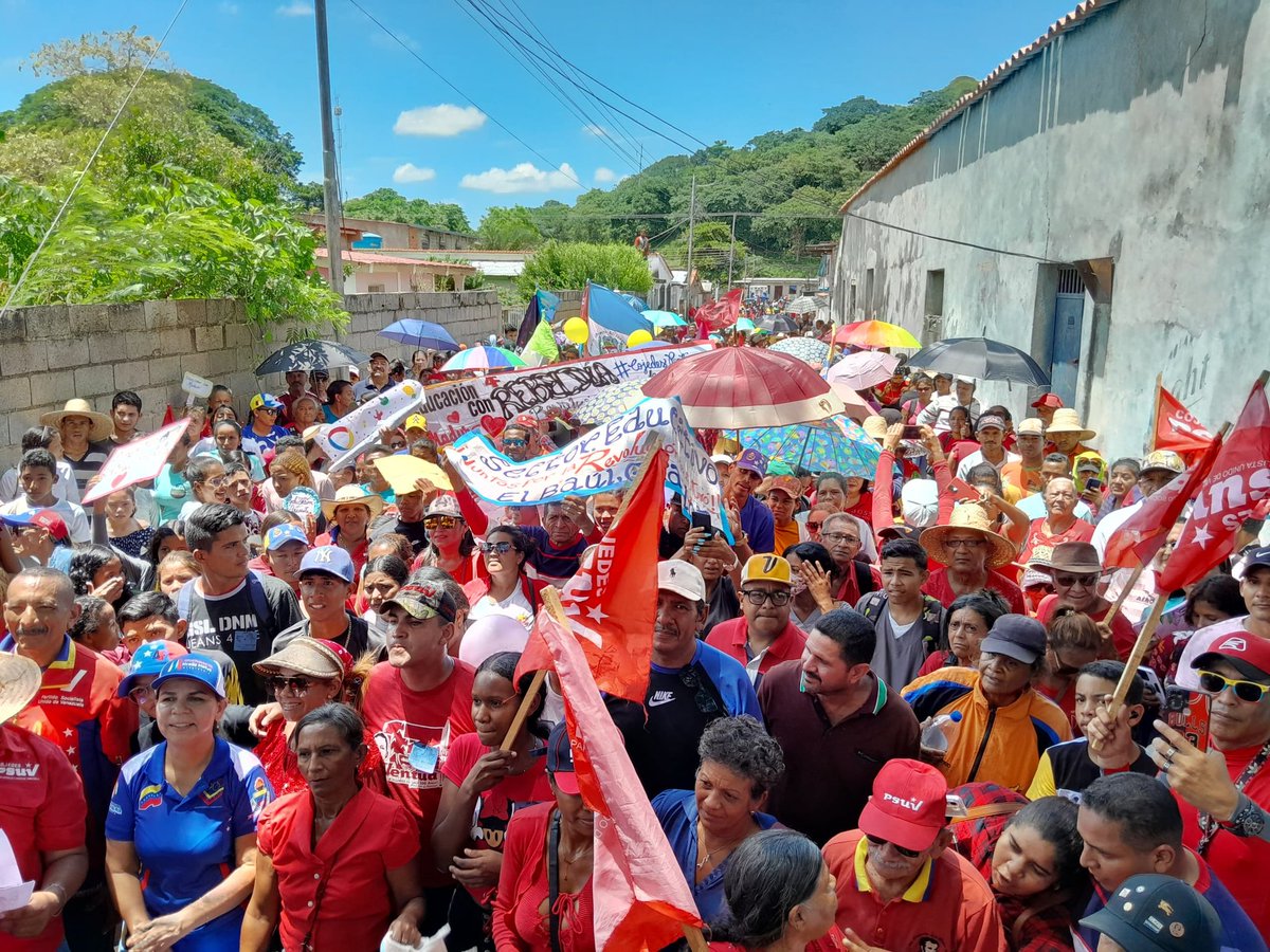 NicolasMaduro's tweet photo. ¡Viva Cojedes! Envío mis felicitaciones por la movilización tan alegre y colorida que autoconvocaron las estructuras de base del pueblo en El Baúl, municipio Girardot del estado Cojedes. Es hermoso ver a los hombres y mujeres que no se rinden y siguen en lucha permanente por la patria. 

¡Vaya mi abrazo para ustedes!