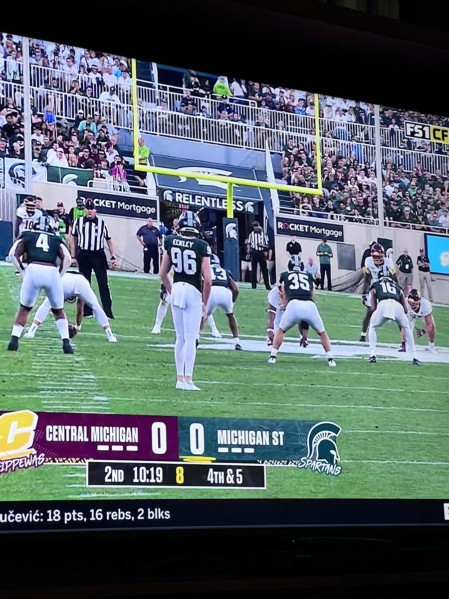 Watching our guy <a href="/RyanEckley1/">Ryan Eckley</a> punt for <a href="/MSU_Football/">Michigan State Football</a> on FS1!!! 
#GOGREEN