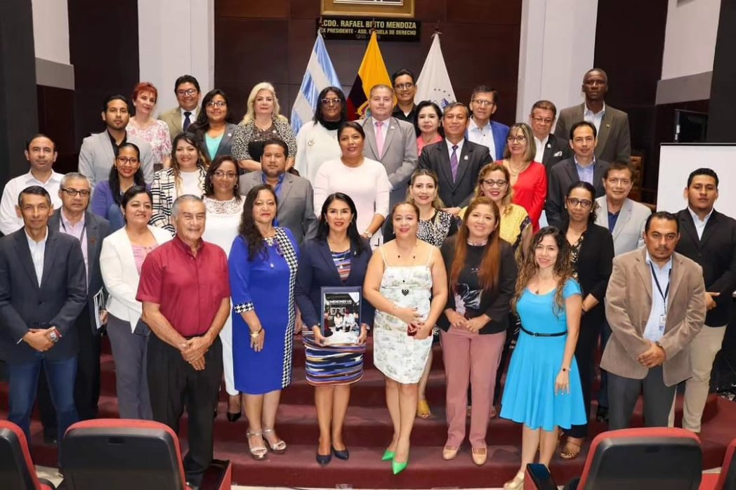 bienestarug's tweet photo. En el Paraninfo Rafael Brito Mendoza, se realizó la presentación de la revista científica CONEXIONES UG cuyo objetivo es difundir temas orientados al impulso científico-social, para la resolución de problemas fundamentales de las realidades socio educativas y comunitarias. https://t.co/ChUASgv8t3