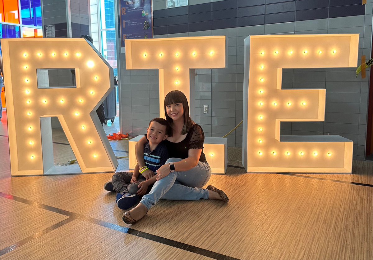 PCho_IES's tweet image. Day 5 of PBIS; dress to impress &amp;amp; our dance! #KnightsChangeTheWorld 🌏#ItsAnItuarteThing 💜🧡🏰