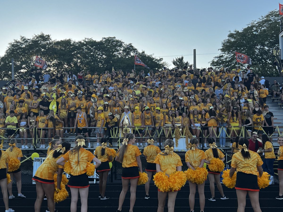 CarsonSterk's tweet image. It’s Friday night! Let’s go Tigers!! #werclc ⁦@clcathletics⁩