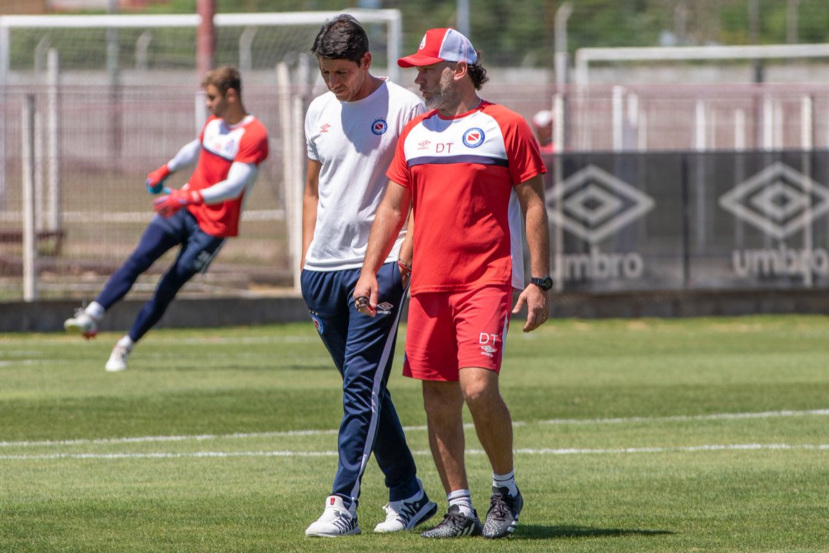 Agradezco la tarea tanto humana como profesional realizada por Gabi Milito y su cuerpo técnico
Orgulloso del camino recorrido y con la fuerte convicción de que aún queda mucho por recorrer juntos, nos volveremos a encontrar... por más gente como vos en la vida y en el fútbol.🐞⚽️