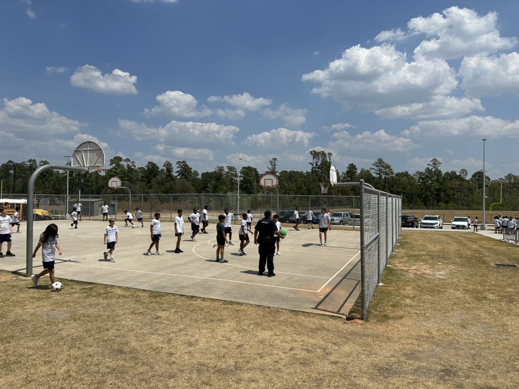 d_sohrt's tweet photo. KPD’s Officer Palacios showing up to our 5th period P.E. today motivating our students with a great lesson on the court!  @HofiusAthletics @HofiusKISD @KleinISD https://t.co/ovrbpk1Psj