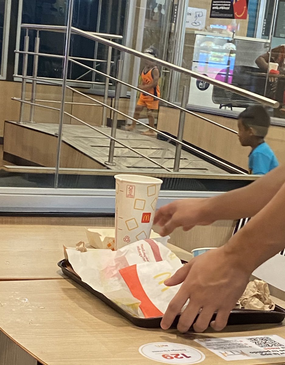yelodesigns's tweet photo. Muy mal que en el @mcdonaldspa de Milla 8 la puerta del area de niños deba permanecer abierta para que a sus colaboradores se les facilite el trabajo, es eso antes que la seguridad de nuestros hijos. https://t.co/wv7HqVLVJ6