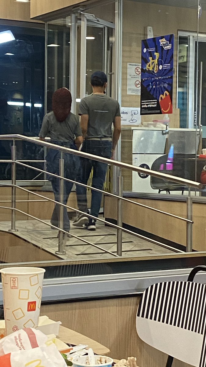 yelodesigns's tweet photo. Al cuestionar al mesero sobre la permanencia de esta puerta abierta, la respuesta inmediata de todos es que debe permanecer así para no estar abriéndola y cerrándola @mcdonaldspa ¿esto es así? https://t.co/YjNWydYehx