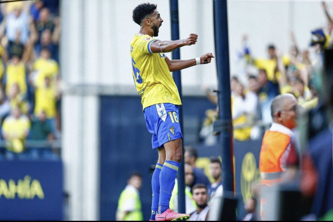 Chris Ramos pasó de celebrar goles en la grada del Cádiz a ser un cadista más en el campo.

"He cumplido un sueño, me he imaginado muchas celebraciones en este estadio: irme con la afición, irme con mi familia, pero al final ha sido una locura"

Fútbol 💙💛