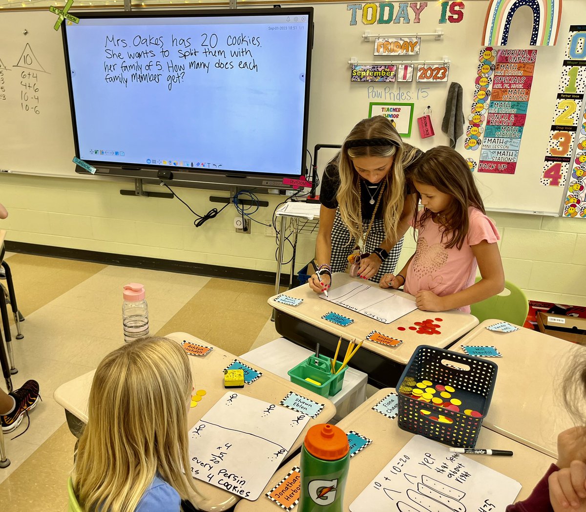 CaseyRaeK's tweet image. In Miss Lindblad’s 3rd grade Math classroom @Hamilton_BPE every students’ dry erase board displayed a different representation of how Principal @S_Oakes20 should divide cookies among her family of 5! Building Foundations of ➗ #ThinkingClassrooms #MathMinds #GrowingGreatness