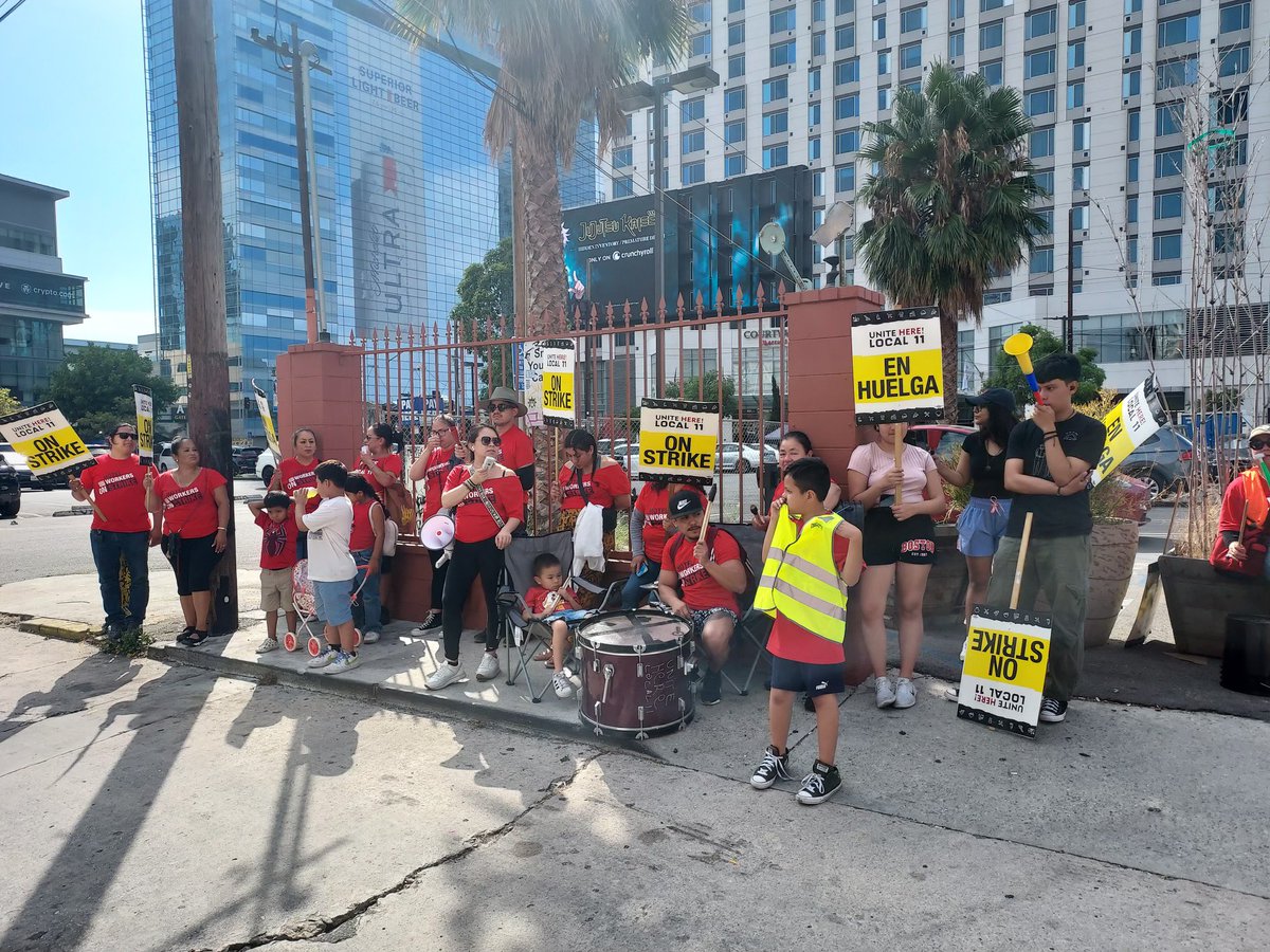 Somehow @UNITEHERE11 did manage to find that back entrance…

#solidarityforever