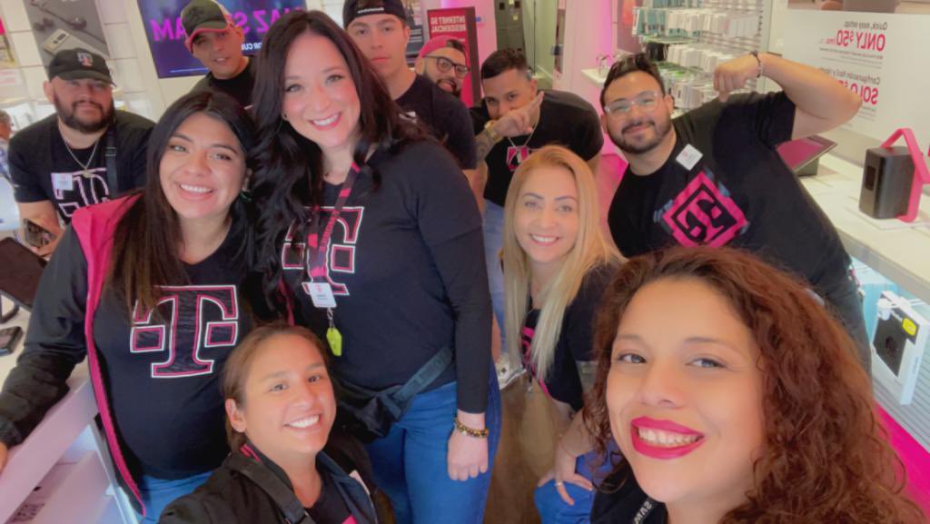 🤩 Commerce Champs ready for September! #OneTEAMtogether #SeriouslySERVE -ing our cxs!