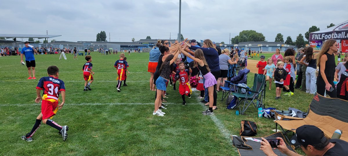 DGS_LosAl's tweet photo. The tunnel of victory for the Giants over the Bears 1st-2nd grade division. #losalfnl https://t.co/v3R3yZDyTU