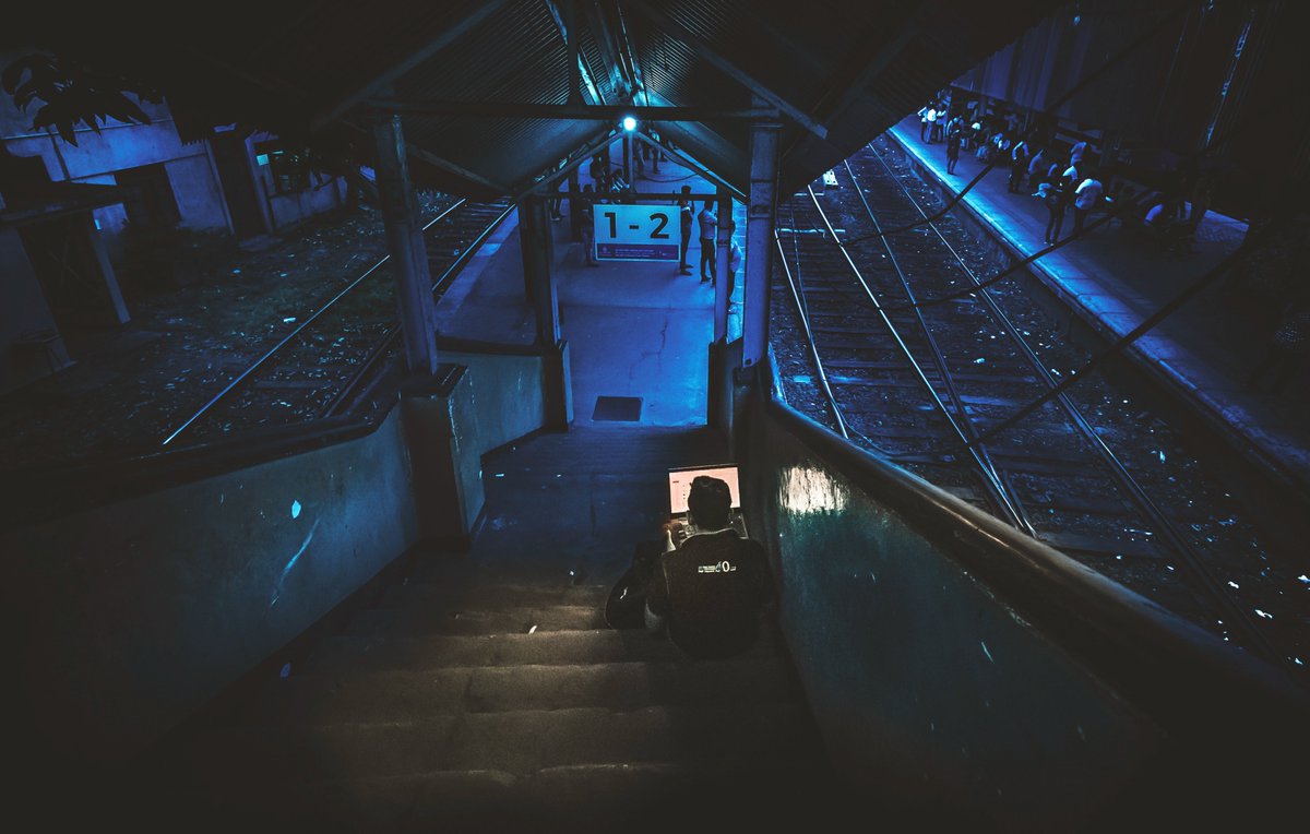 S_MorningLight's tweet photo. OVERTIME
When the evening office train is late. #MaradanaRailwayStation, #Colombo. Jul 2023. More@ https://t.co/3lThss9fhc
#streetphotography #streetsofcolombo #everydaysrilanka #commuting #lifeinthecity #workingonline #twilight #bluehour #SriLanka https://t.co/Rrzv9xjP7D