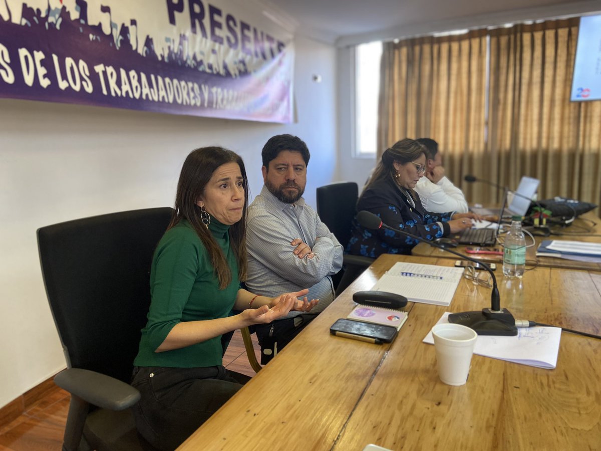 Hoy revisamos propuestas de las comisiones, además de interesantes presentaciones relativas a la mesa del sector público, la educación pública y las posibilidades de avance en materia de gestión de personas.👩🏻‍🏫🏫🙋🏻‍♀️🙋🏻

Mañana seguiremos con las comisiones y trabajo en talleres 🤓✍️