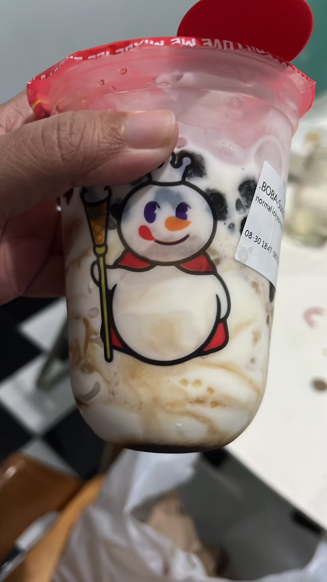 Dikirimin mixue dari si kaka yang lagi diluar kota…gini aja seneng gue mah

Mixuenya pengen gue jadiin monumen rasanya hahahahaa