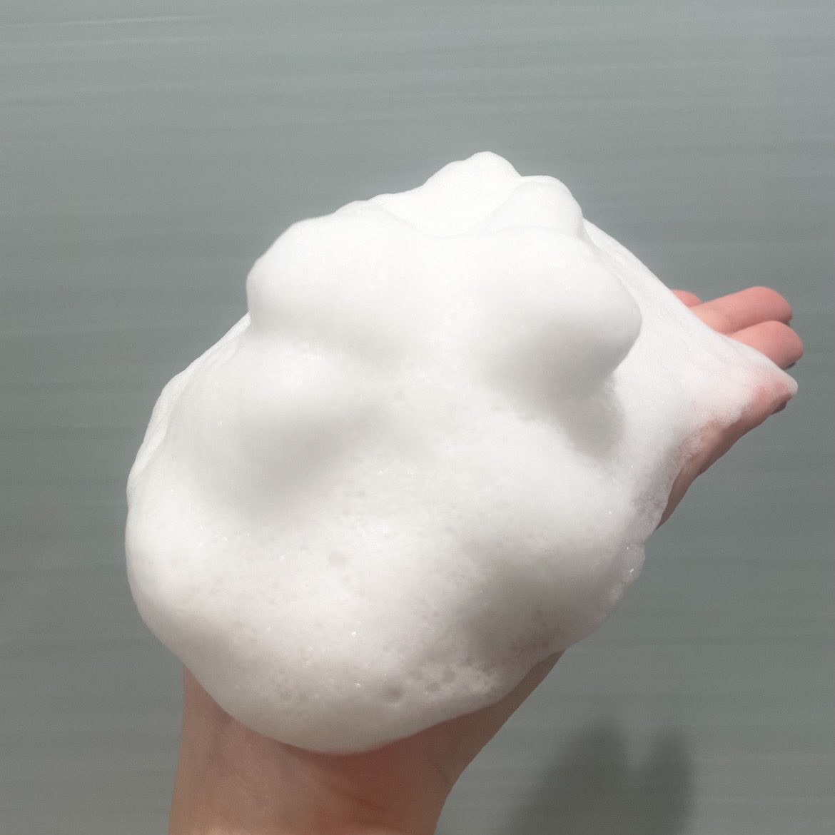 W83Xl's tweet photo. ダメージは気になるけど、重ったるいシャンプー苦手で。とにかく軽くてサラッサラになるオージュアの泡シャンプーをリピしてたんだけど、ハイトーンの美容学生の子が教えてくれたスグニの泡シャン。お安いのに劇的にサラッサラ、ドライヤーの時点で髪が軽���なったのを感じるレベルだった。乗り換え確定 https://t.co/deODxwipve