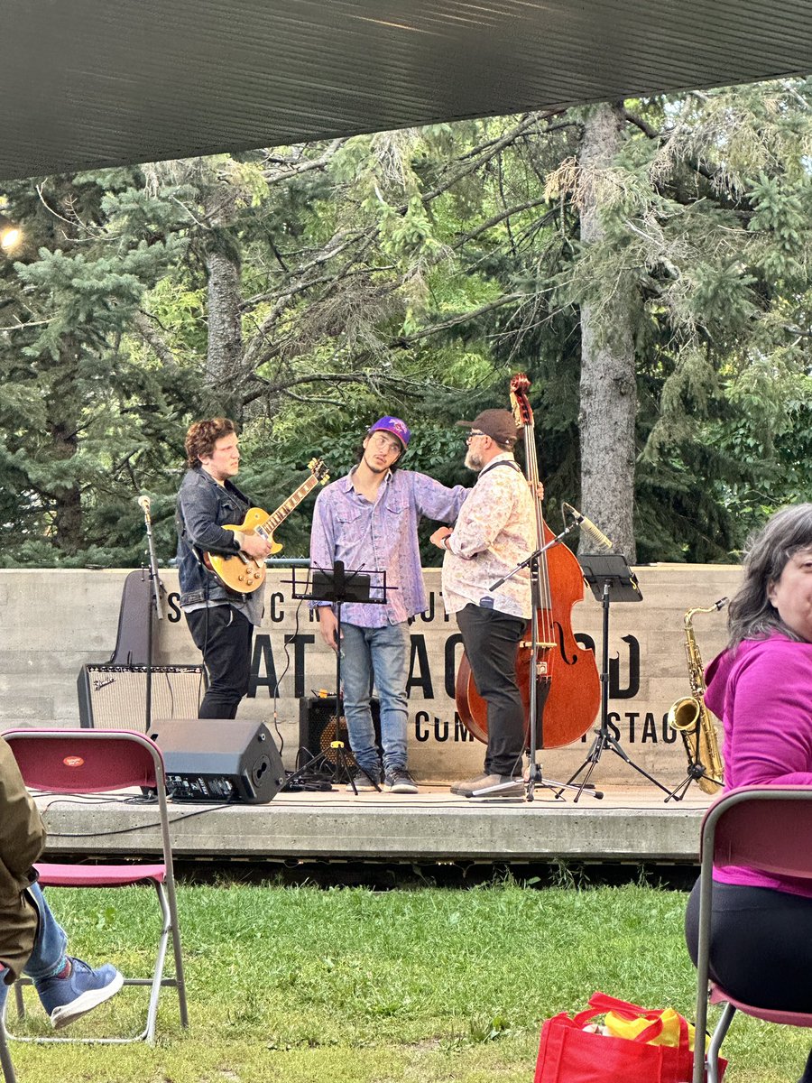 Made a somewhat brief stop at the @Wellington_West & @OttawaMarkets’ Parkdale Night Market - the temp was much cooler than I was dressed for! Enjoyed the gyoza and some curry from Snack O’Shack, music from The Garrett Warner Group, and ran into a new neighbour. #myottawa