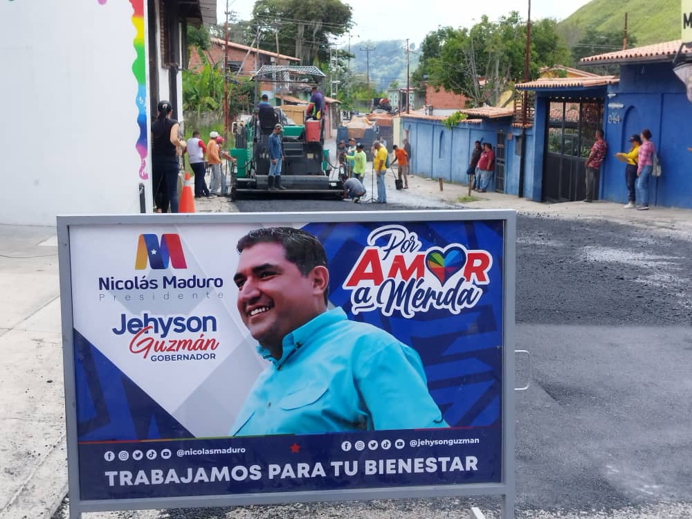 Con la colocación de más de 260 toneladas de asfalto, la @gobernacionmrd y la <a href="/MVzlaBella/">Misión Venezuela Bella</a> continúan con el plan integral de recuperación de la vialidad en el sector El Arenal de la parroquia Arias del mpio. Libertador,  Edo Mérida, proyecto ideado por el Pdte. <a href="/NicolasMaduro/">Nicolás Maduro</a>.