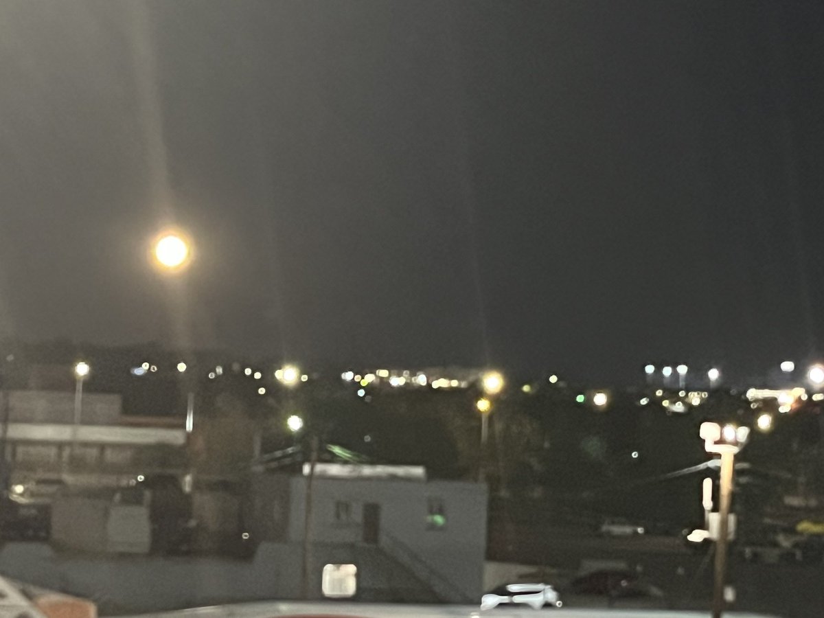 abqdyer's tweet photo. Glad I pulled over to get this epic photo of the super blue moon https://t.co/hnOua3Fa0R