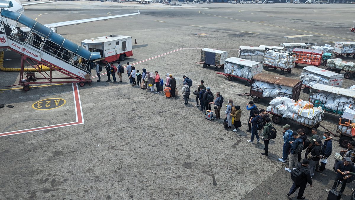 antonemus's tweet image. karena sering motret di bandara atau dalam pesawat, kayanya perlu bikin utas sendiri. mulai dari sini aja. 

#motrip alias motret pas ngetrip