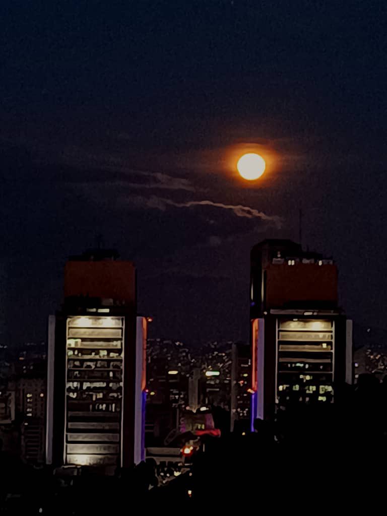 La #SuperLunaAzul de @fotogerardi en #Caracas #Venezuela

#29Ago
#SuperBlueMoon