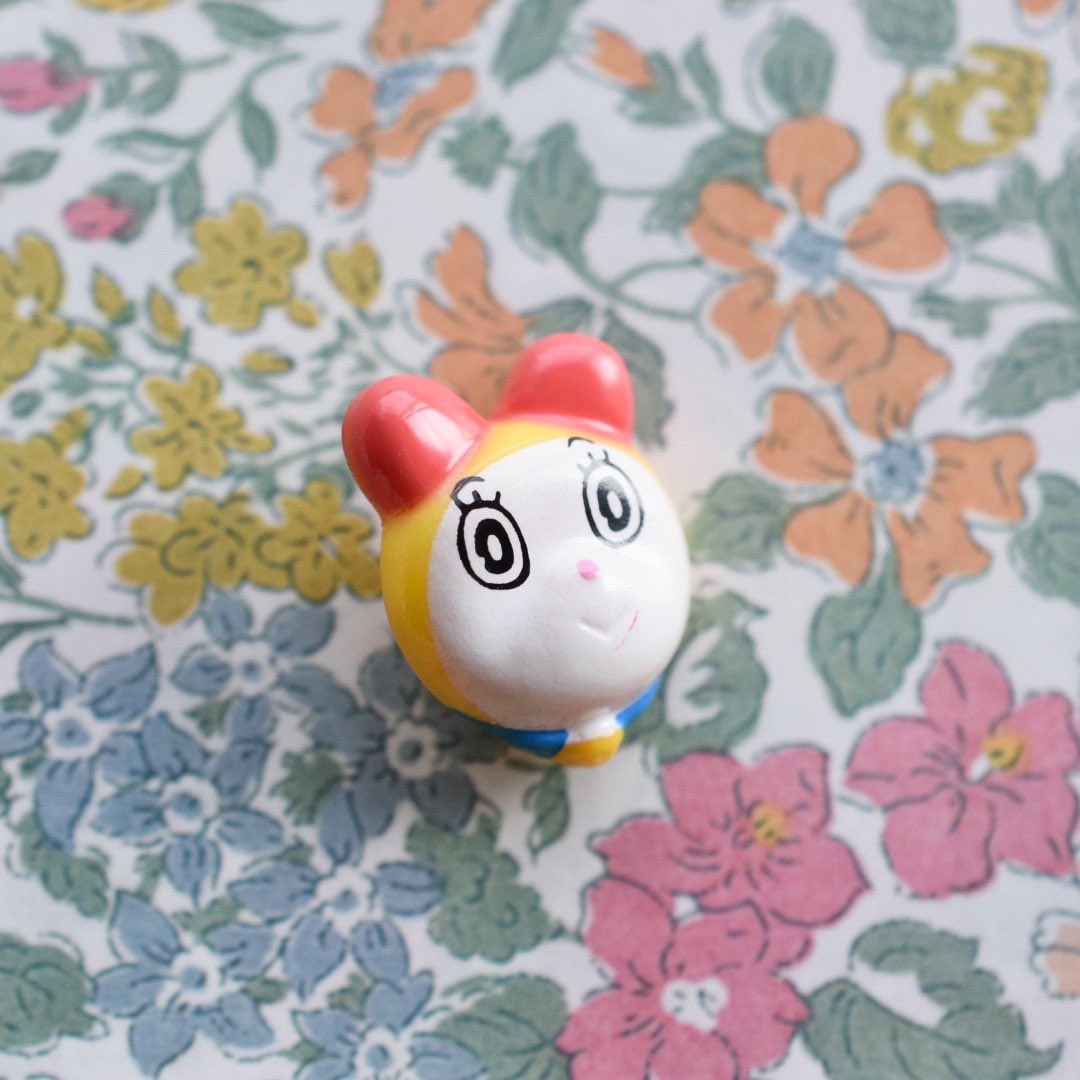 kususu_button's tweet photo. 8月もラスト…
今年もかき氷を食べ損ね、朝から「ゔぁーやらかしたー」と落ち込みながら、目玉焼きに何をかけるか迷う店主です。
今日はいつも違うテイストのボタンを…
ウルトラマンやドラミちゃん。
掲載するか否か迷いましたが、とりあえずやってみる、とりあえず行動です。 https://t.co/RBICMQFggl