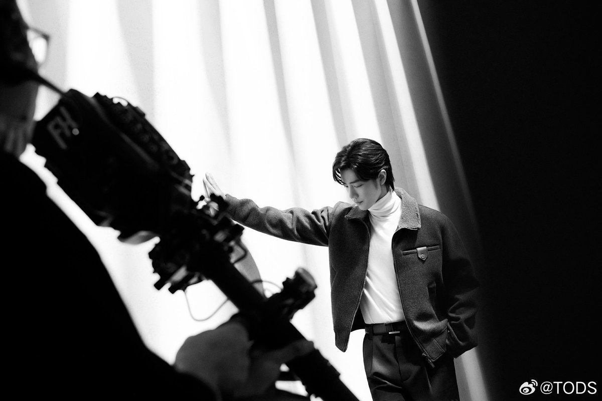 PPloyxz's tweet image. TOD&apos;S
&quot; ภาพเบื้องหลังได้เผยแพร่แล้ว วัสดุขนสัตว์เนื้อหนาทำให้เสื้อแจ็คเก็ตในฤดูกาลใหม่มีเสน่ห์ องค์ประกอบหนังอันเป็นเอกลักษณ์นั้นได้รับการประดับด้วยรายละเอียด ความเข้ากันของกระเป๋าเป้และรองเท้าโลฟเฟอร์รุ่นใหม่ที่ใช้งานได้จริง&quot;
#RobotRabbit  #XiaoZhan  #肖战  #เซียวจ้าน