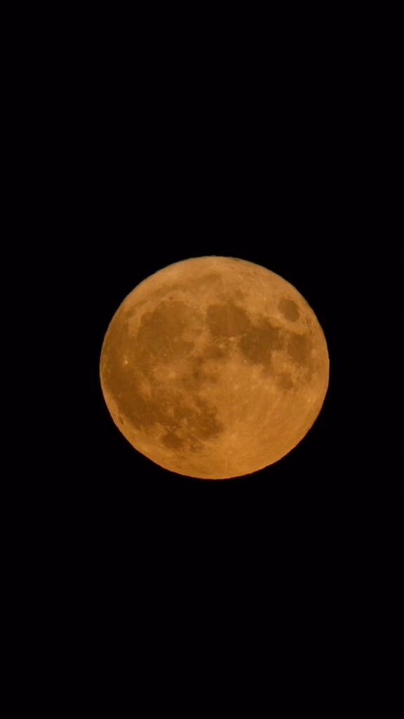 pocketmacro's tweet photo. The moon is pretty tonight 🌝
#fullmoon #superbluemoon2023 #bluemoon #teamvanon #rf800 #nebraskaland #negameandparkshttps://instagr.am/reel/Cwl6ByNs990/ https://t.co/05KS8CDLER