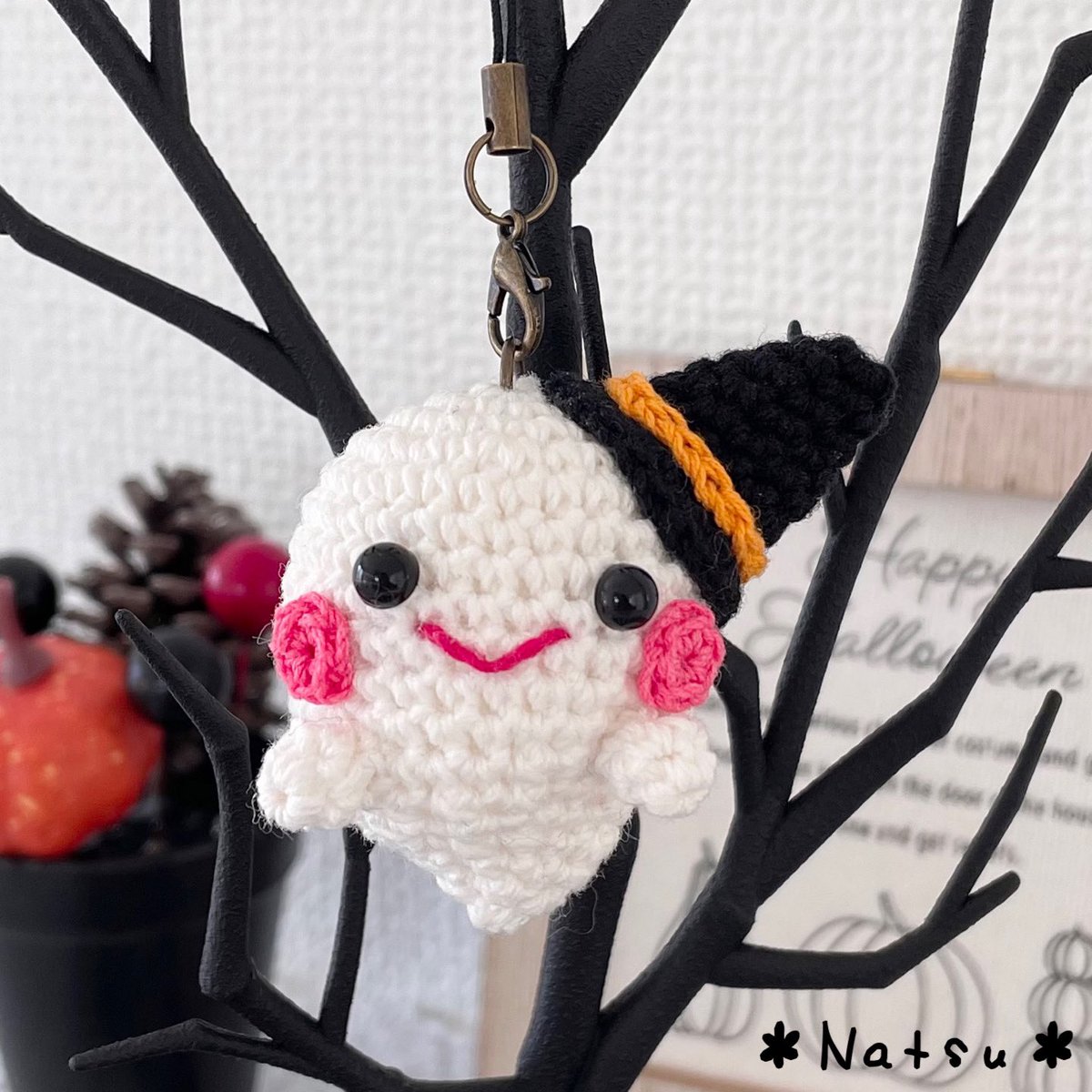 NPukky_EBI's tweet photo. おばけだじょ～♪♪👻

いたずらしちゃうぞ♡ 

試作品のお化け出来た～♪ヾ(*´∀｀*)ﾉ
おばけちゃん第1号はとりあえずストラップにして自分用に♡

販売用も作成していきます♪♪(*ˊ˘ˋ*)👻

#あみぐるみ #amigurumi
#かぎ針編み #crochet
#ハンドメイド
#おばけ
#ハロウィン https://t.co/MoQiQJWdaU