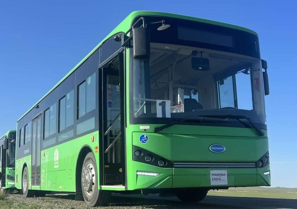 bataka2020's tweet image. "Зорчигч тээврийн нэгтгэл" 🚌🚌🚌
100 хувь цахилгаанаар ажилладаг #Skywell маркийн 35 автобусыг шинээр нийтийн тээвэрт явуулна.  Мөн 9 сарын 1-с 50 хүүхдийн автобусыг 50 шинэ чиглэлд явуулахаар болжээ.🚍🚍🚍👏👏👏