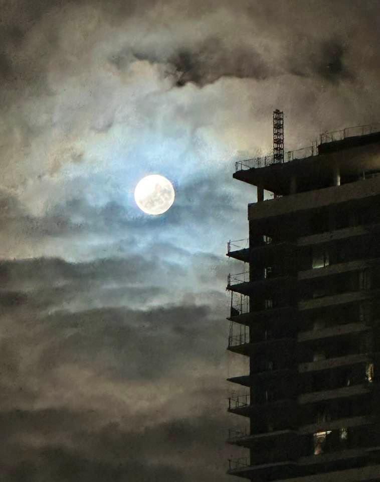 LazeenaMuna's tweet image. Witnessing the second full moon in a month #OnceInABlueMoon. 
PC Nadim Iqbal
