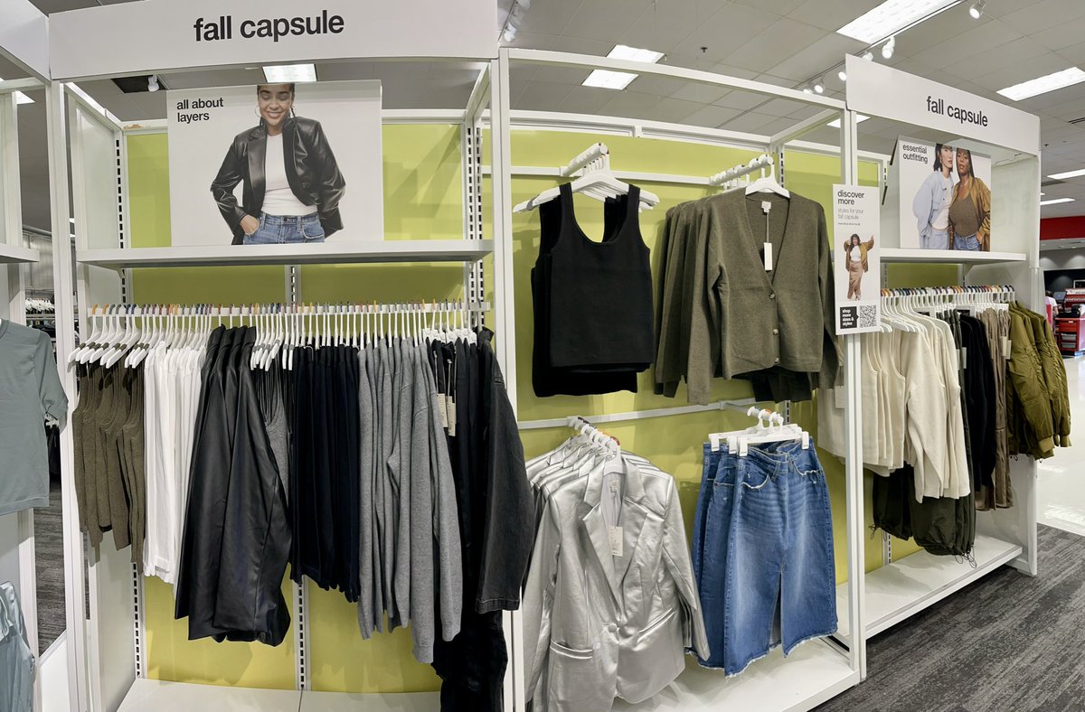 MaySandlin11's tweet image. Huge thanks to VM in training, Lindsay, for her help in setting our #fallcapsule collection🍁✨🍃 #Target #visualmerchandiser #AND #universalthread #greens #falltrends @Alyssa_D_Miller @emily69716809