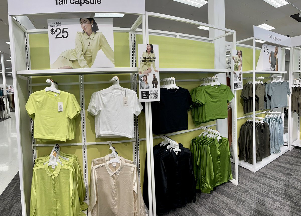 MaySandlin11's tweet image. Huge thanks to VM in training, Lindsay, for her help in setting our #fallcapsule collection🍁✨🍃 #Target #visualmerchandiser #AND #universalthread #greens #falltrends @Alyssa_D_Miller @emily69716809