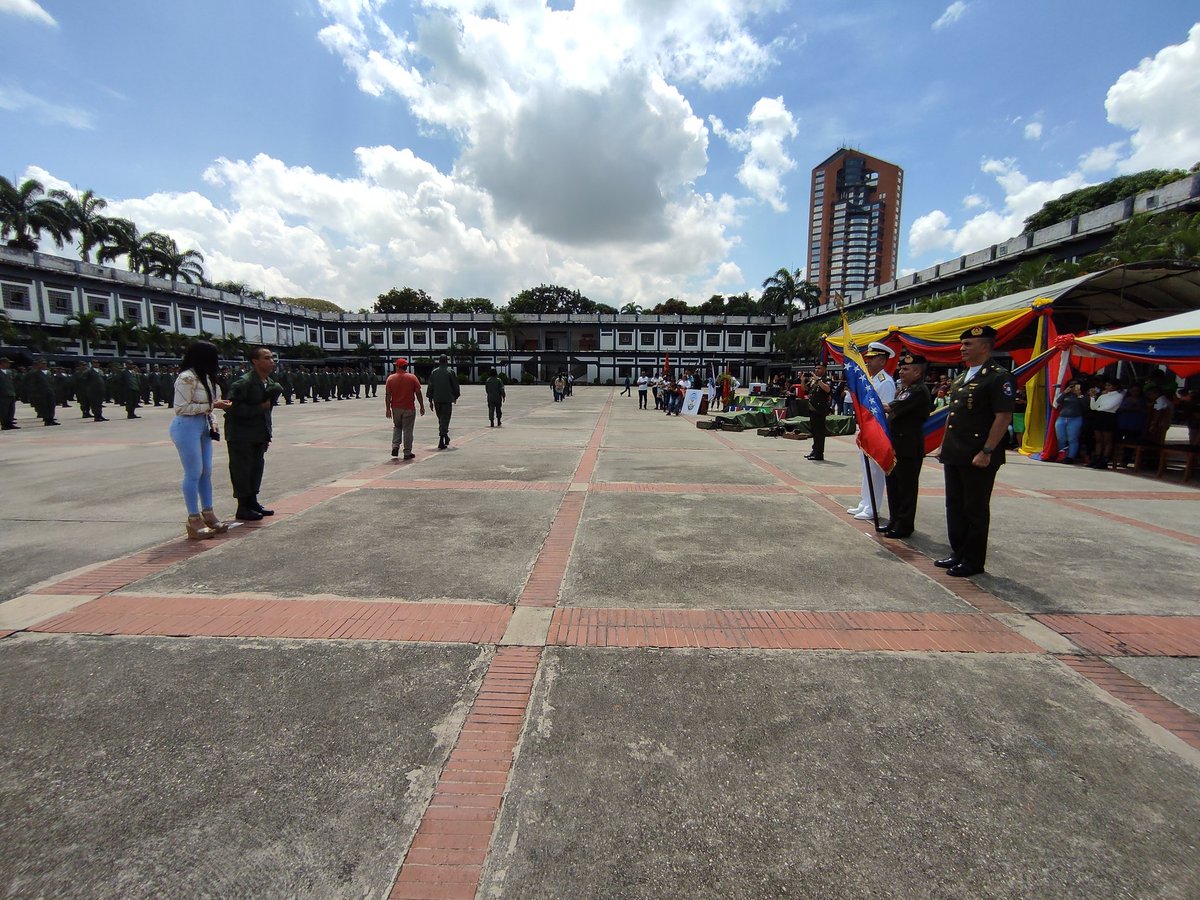 ATMCE2's tweet photo. #30AGO23 Desde el patio de honor de nuestra @ATMCE2 se llevó a cabo el acto de Reverencia a la Bandera Nacional por parte de personal de Aspirantes a Cadetes.! primera promesa ante la patria del Oficial Comunicador.! 
#ATMCE
#UMBV
#Excelenciaeducativamilitar https://t.co/PnMBmvHFge