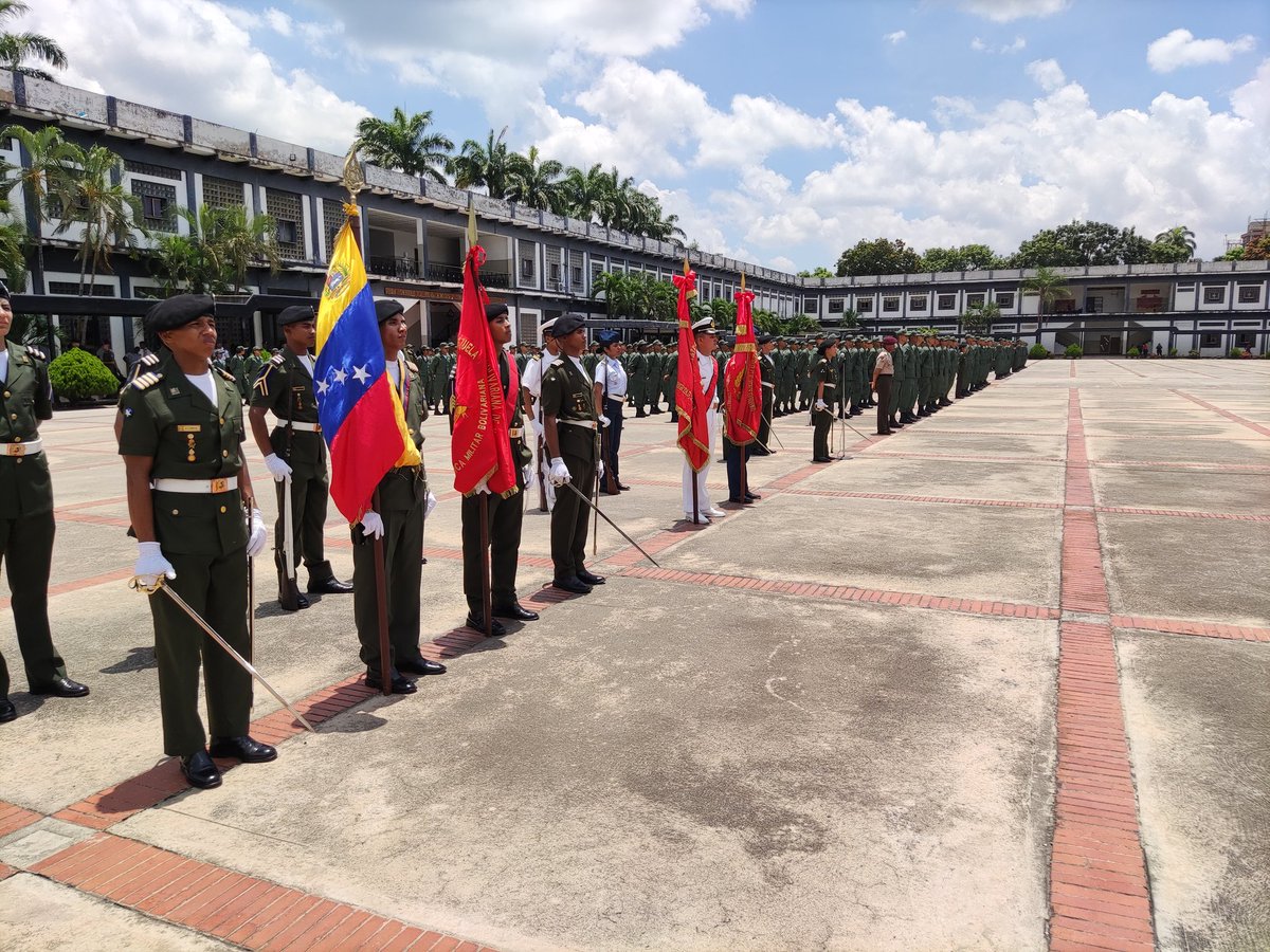 ATMCE2's tweet photo. #30AGO23 Desde el patio de honor de nuestra @ATMCE2 se llevó a cabo el acto de Reverencia a la Bandera Nacional por parte de personal de Aspirantes a Cadetes.! primera promesa ante la patria del Oficial Comunicador.! 
#ATMCE
#UMBV
#Excelenciaeducativamilitar https://t.co/PnMBmvHFge
