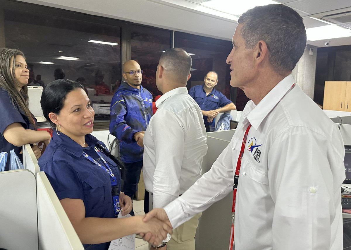 baer_ve's tweet photo. En la sede de @BAERVenezuela, su Pdte. GB. Enzo Puglisi en compañía del Pdte. del @InacVzla, Cnel. Leonardo Briceño Dudamel, recorrieron los espacios a fin de seguir consolidando lazos de hermandad junto a la fuerza laboral de la #GMTV en pro del sector aéreo ¡Juntos, venceremos! https://t.co/1UbFq7FcsO
