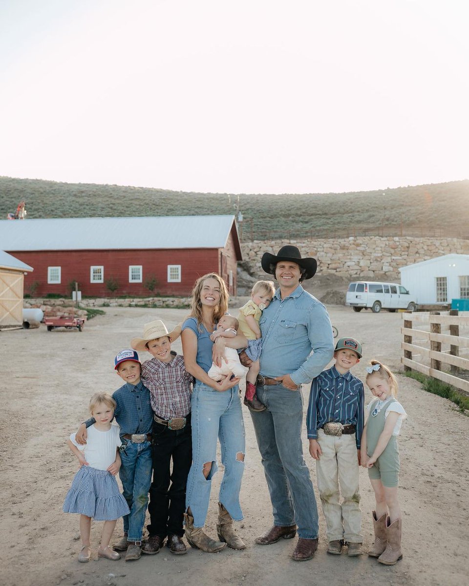 EniorJimenez's tweet photo. Esta es Mrs. America 2023, Hannah Neeleman, de 33 años, esposa y madre de siete hijos. Sí, lo escuchaste bien: 7 hermosos hijos.

En la etapa final del concurso de belleza, para la última pregunta de las finalistas, a ella le tocó la siguiente pregunta: "¿Cuándo te has sentido más empoderada?"

Hannah respondió casi instintivamente, desde sus entrañas:

“He sentido este sentimiento siete veces mientras traigo estas almas sagradas a la tierra. Después de sostener a ese bebé recién nacido en mis brazos, el sentimiento de maternidad y de traerlo a la tierra es el sentimiento más empoderador que jamás haya sentido". ¡Todo el auditorio estalló en aplausos!

Eso, mis amigos, es el verdadero empoderamiento femenino! Nada que ver con el vil feminismo, que en nombre del libertinaje, afea la feminidad y demoniza la maternidad.

Hannah, al lado de su querido esposo Daniel, son dueños de una granja en Kansas, Utah, donde cultivan sus propios alimentos y los venden para el sustento de la familia. Como madre a tiempo completo, también educa a sus hijos en casa (Homeschool) y los mantiene ocupados en la granja.

Viva la Familia, viva la Fe, Viva la Verdadera Libertad.
