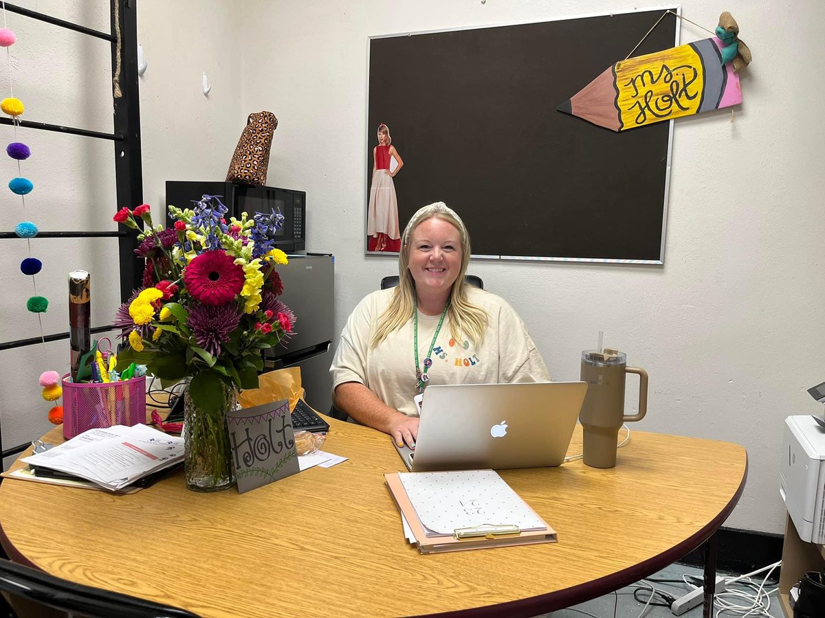 Mount_Auburn's tweet photo. Before the day ends, please help us wish Ms. Holt, our Campus Coordinator, a HAPPY BIRTHDAY! We are so thankful for all you do for our school! Happy birthday, Ms. Holt! ¡Felicidades! @msholt_roundup https://t.co/Ek7HsAKGh0