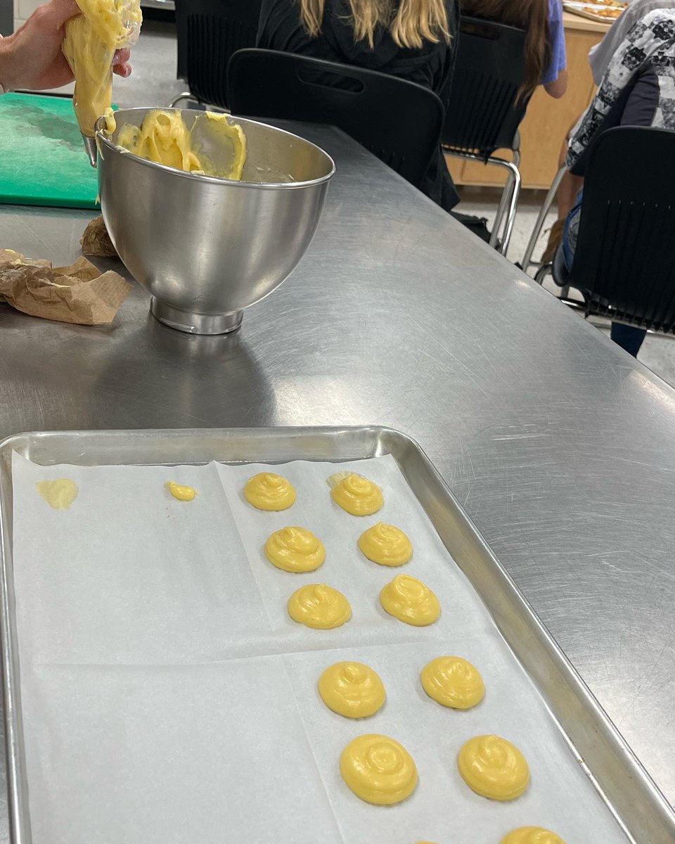 MrsAzbellFACS's tweet photo. We loved having chef Lizzy from The Culinary Institute of America. She made delicious cream puffs @FCCollegeCareer @NForsythHigh https://t.co/PtBumnCaLH