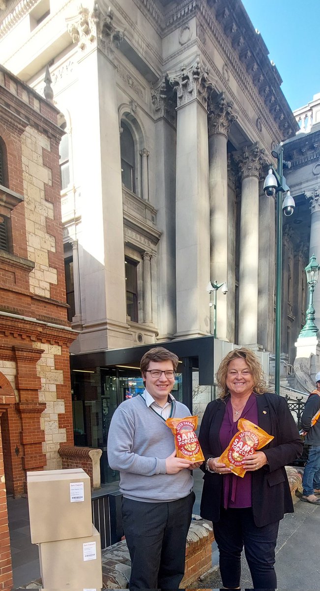 It was nice to catch up with the Hon @natcookmp yesterday. It was a great idea to include my popcorn in the Hurtle Vale fundraising baskets. I hope they raise lots of money.
#samspopcorn #smallbusiness #southaustralia #businessowner #business #buysa #buylocal #popcorn