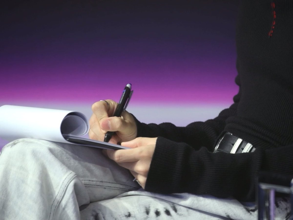 하얗고 뽀얀데 손끝은 핑크색인 혁재 손 너무 예쁘지 ㅜㅜ