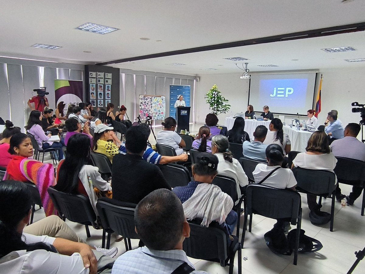 2do día de la Audiencia Pública de seguimiento a las medidas otorgadas a los cementerios públicos de #SanJosédelGuaviare.
En el siguiente 🧵Les contamos sobre la participación de las víctimas, las recomendaciones del #COFB y las decisiones que presentó la <a href="/JEP_Colombia/">Jurisdicción Especial para la Paz</a>