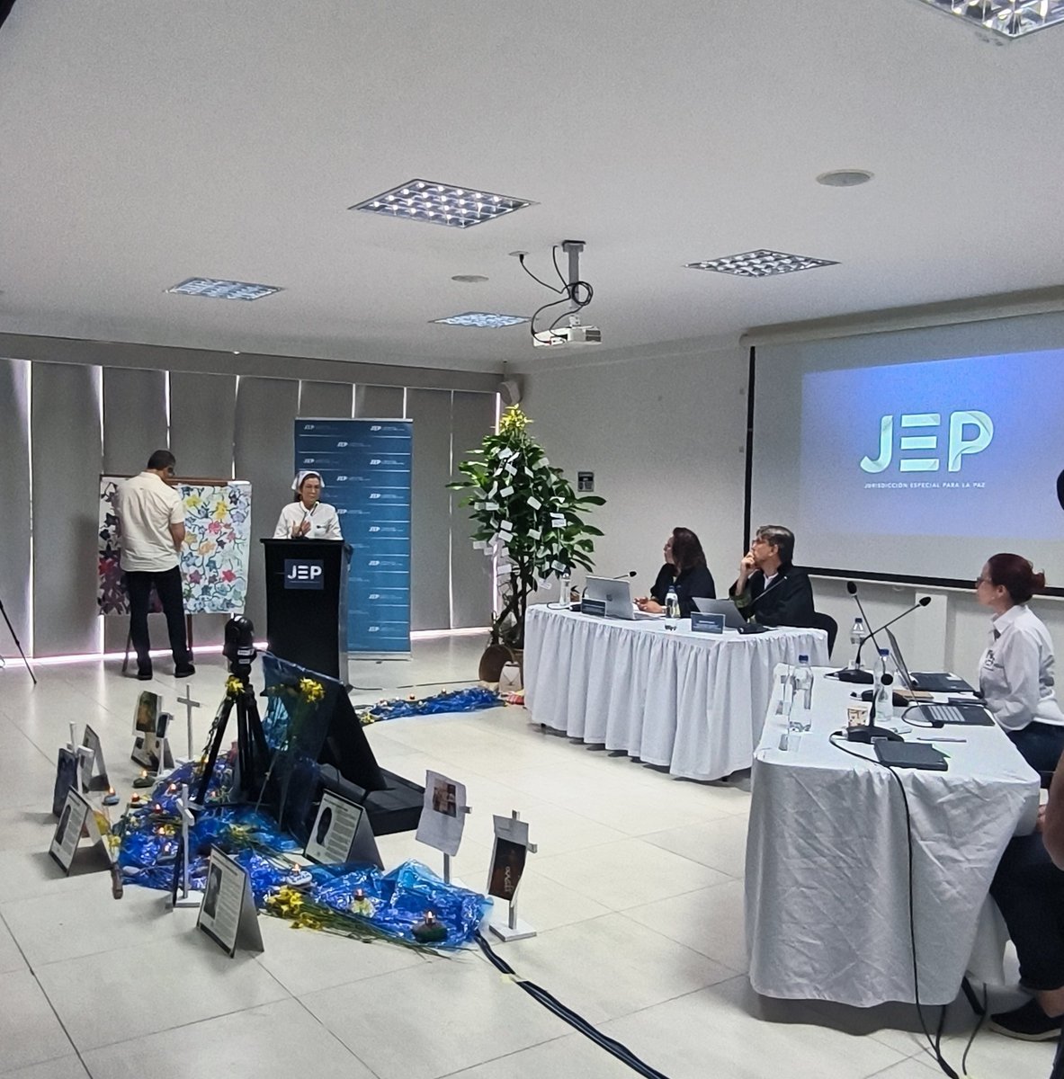 colectivo_ofb's tweet photo. 1. 🧵Las víctimas en sus intervenciones agradecieron el espacio de audiencia publica que realizó la @jep_colombia con el apoyo e impulso del #COFB pero invitó a qué las instituciones sigan ese camino y pongan un granito más para avanzar en la búsqueda de sus seres queridos. https://t.co/G4RFulO8gn
